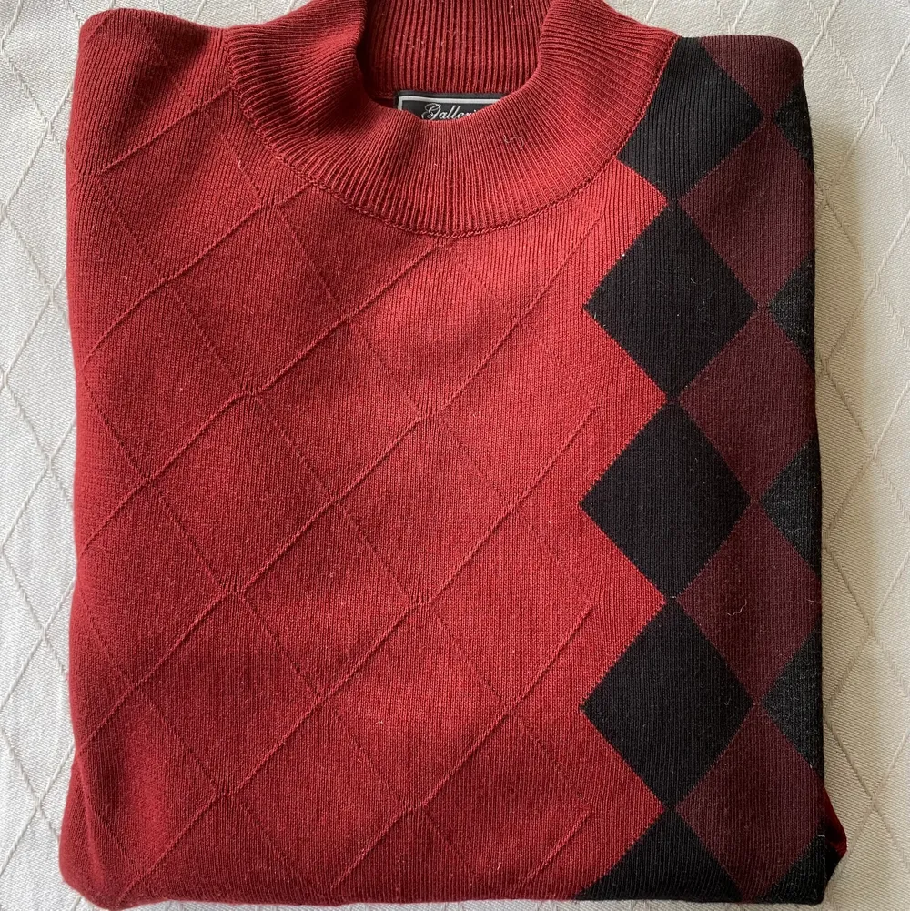 En såå fin och mysig höst tröja! Den är köpt på secondhand i USA och sällan använd. Storlek M🦋. Tröjor & Koftor.