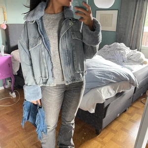 Jeansjacka - Hur snygg och cool jeansjacka!?! är i perfekt skicka och är stl 36 men passar alla❤️‍🔥🌀