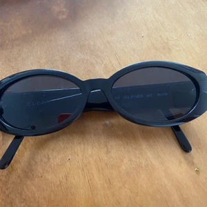 Vintage Gucci solglasögon - Vintage Gucci glasögon som egentligen är lite förstora på mig med superlitet ansikte det är därför jag säljer de! Annars skulle jag garanterat ha kvar de för de är så snygga! ❣️