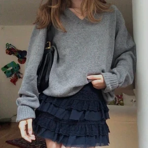 Stickad tröja - En mysig grå stickad tröja från Brandy Melville i ull blandning 🍁 Jättefin nu till hösten! Ingen storlek angiven men passar nog både från S-XL då den är oversize. Tröjan är i mycket bra skick