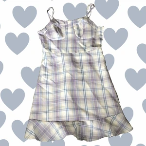 Multifärgad klänning - Multifärgad klänning jag köpte på SHEIN. Den har en dragkedja, väger 166 gram