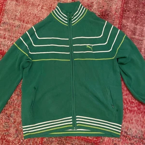 Puma zipup  - SÅ snygg Puma zip-up i grön färg😻🦎. Den är oversized och i perfekt skick! Står M men den sitter som en XL eller L (herrmodell)🥰