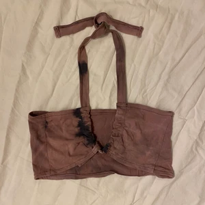 Lila och svart knyt-topp   - Lila och svart topp med knytning vid halsen 