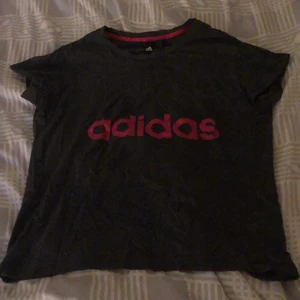 Adidas t-shirt - Mörkgrå adidas t-shirt med rosa tryck! Köparen står för frakten💖