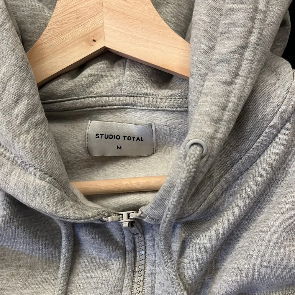 En grå studio total zip hoodie, storlek M/medium. Jag har knappt använt denna tröjan då jag inte riktigt har fått tillfälle. Nypris 499 kr, frakt ingår i priset.. Hoodies.