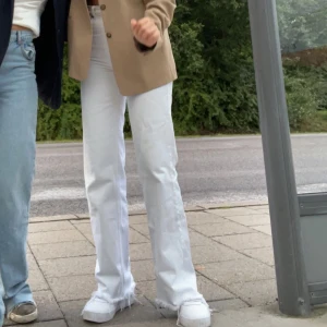 Populära zara jeans - Raka långa jeans från zara, väldigt populära. 