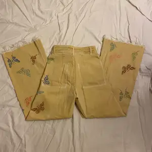 Gula wide leg jeans med målade fjärilar 