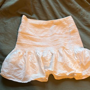 vit volangkjol - hej! säljer denna superstat volangkjolen från h&m i storlek S! jättefint skick!