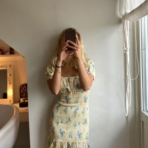 Blommig klänning - Blommig klänning från bik bok med volang längst ner. Storlek M men passar mig som är en S. Väldigt mjukt material som formar sig efter kroppen. Endast använd en gång.  Kan mötas upp i Göteborg annars står köparen för frakten. Skriv privat vid intresse.  