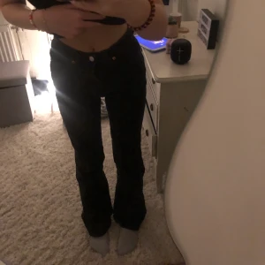 Svarta jeans - Säljer nu ett par jätte snygga Mid Rise jeans från Monki❤️ Nypris: 450kr