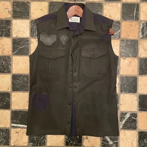 Maison Margiela Artisinal Soldier Vest - Sällsynt vest från Margielas artisinal linje. I bra skick, trots att den ser väldigt sliten ut, då det är meningen att den ska se ut som den gör.  Om du har några frågor är du välkommen att skriva till mig :)