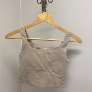 Två gråbeiga sporttoppar - Två grå/beiga sporttoppar från H&M, nästan oanvända. 40kr+frakt. Nypris ca 200kr💕