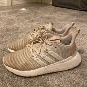Adidas skor  - Adidas skor, inte så använda, gör rent så gott jag kan innan jag skickar, storlek 36, vill ha pengarna innan jag postar.