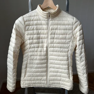 Moncler jacka - Naturvit lätt/tunn dunjacka från Moncler. Den har några år på nacken, men är i gott skick. Storlek XS. 