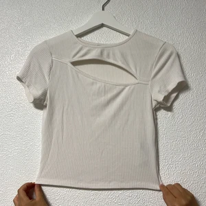 Topp - Säljer denna snygga topp från GinaTricot som är u ett strechigt material. Toppen är i stl S och passar super bra att ha till fester. Frakten ingår ej i priset. 