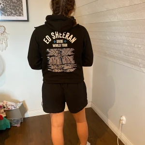 Ed Sheeran hoddie  - Jätte fin Ed Sheeran merch som endast säljs då den används för lite. Fin och skön passform. Kontakta mig för frågor! 💛💛💛