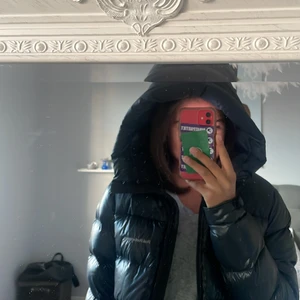 Svart vinterjacka  - Säljer min fina vinter jacka från Peak performance köpte den för inte så länge sen använd 3-4 gånger säher den pga att den inte kommer till användning 💓💓 den är som helt ny o e väldigt varm 
