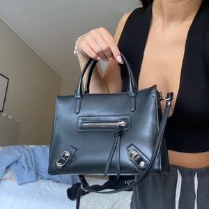 Svart väska  - En svart mellan/mini väska som rymmer otroligt mycket ändå och så praktiskt att ha❤️ ha band som man kan ta bort och bestämma längd på