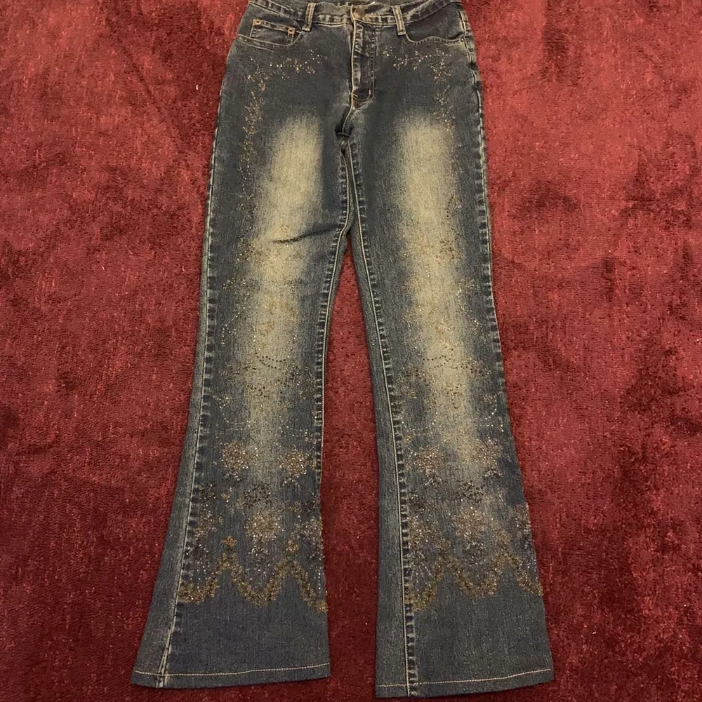 Säljer ett par snygga lite bootcut jeans med cool färg fade!!. Jeans & Byxor.