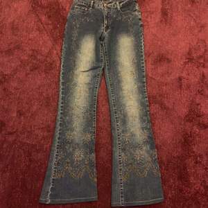 Säljer ett par snygga lite bootcut jeans med cool färg fade!!