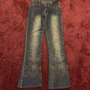 Snygga jeans - Säljer ett par snygga lite bootcut jeans med cool färg fade!!