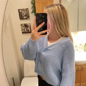 Kofta - Söt babyblå stickad kofta från hm. Använd några få gånger men är för kort på mig, storlek xs men passar s också🥰 frakt tillkommer 