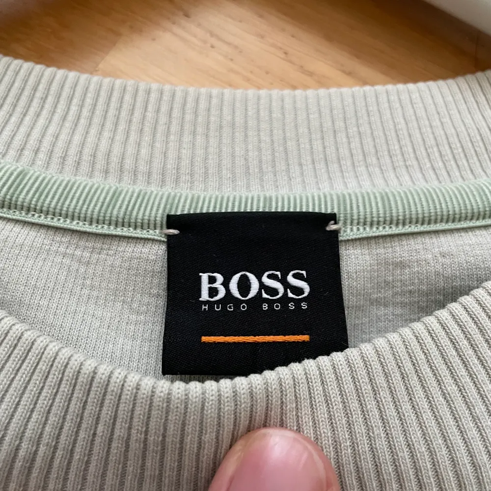 Säljer min fräscha Hugo Boss tröja. Tags finns kvar. Inga skador eller defekter.. Tröjor & Koftor.