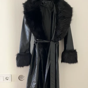 Pälskappa  - Svart pälskappa nästan helt oanvänd, storlek S. Går att ta bort pälskragen 