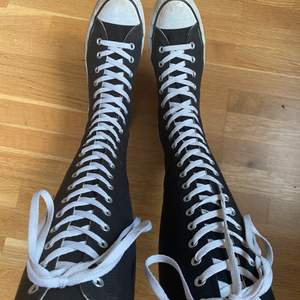 Super coola knee high converse! De går inte att köpa längre vilket gör dem ganska värdefulla <3 Jag postar eller möts upp (köparen står för frakt).  De är väldigt scene/emo, 2011 vibe!