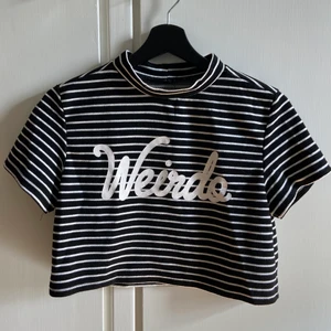 randig crop top - köpte ganska länge sen, passar som S och M tror jag