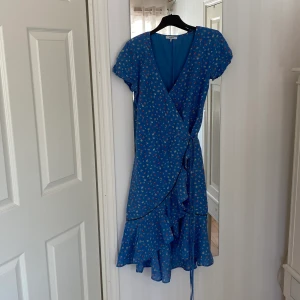 ganni klänning - Hej!!! Ett till felköp då storleken ej passade mig. Köpt i fb gruppen labels we love. I använt skick men den har så mycket kvar att ge!! (Helt oanvänd av mig)