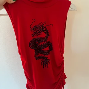 Topp - As fet röd topp. Aldrig använd