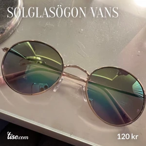Solglasögon  - Skitsnygga solglasögon från Vans men blir aldrig används tyvärr. 120:-