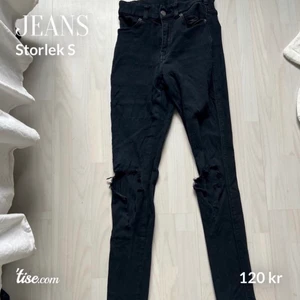 Jeans - Jeans från Dr.denim med slitningar storlek S,120;-