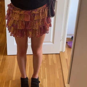 Zara kjol - Säljer denna jätte fina kjolen från zara. Använd ca 2 gånger så i nyskick. Köp direkt för 300kr💕