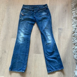Low waist jeans  - Säljer mina mörkblåa low waist jeans för att jag inte använder dom längre. Skriv privat för fler bilder ❤️