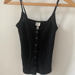 Linne XS - Ett linne som jag aldrig använt! Nyskick. Storlek XS, köpt från H&M💕