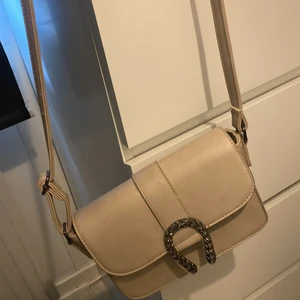 Beige Handväska  - Ifrån ur&penn köptes för något år sen, använder ej längre. 