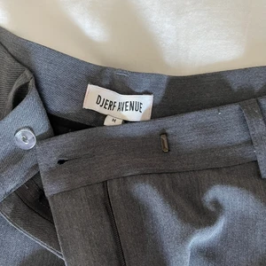 Djerf Avenue Favorite Pants - Säljer mina favvo byxor då ja tycker som sitter för stort på mig :,) otroligt fina och sköna byxor från djerf avenue, i storlek M! För mer info eller bilder skicka ett meddelande! För övrigt i fint skick 🫶 (köparen står för frakten, pris kan diskuteras)