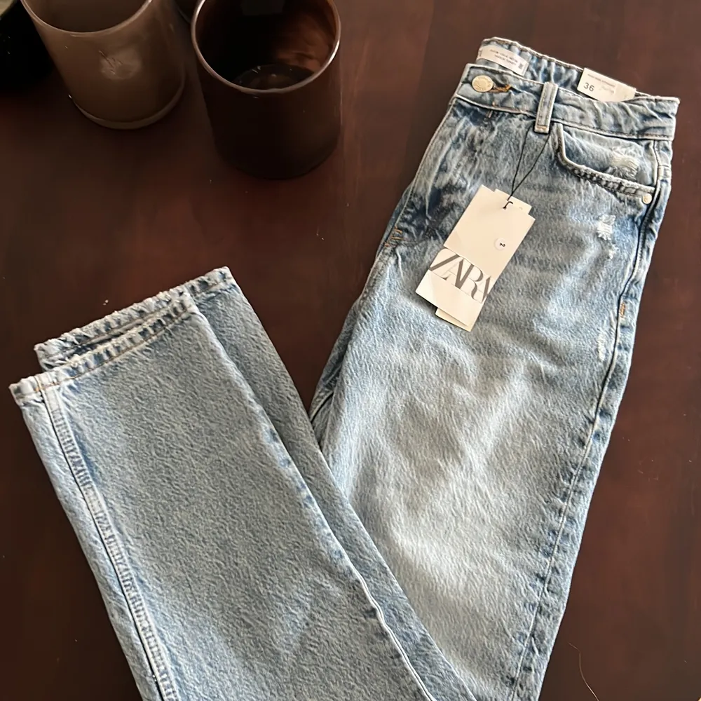 High Rise straight från Zara. Aldrig använda endast testat dem! . Jeans & Byxor.