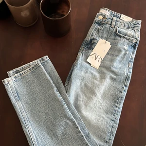 Zara jeans  - High Rise straight från Zara. Aldrig använda endast testat dem! 