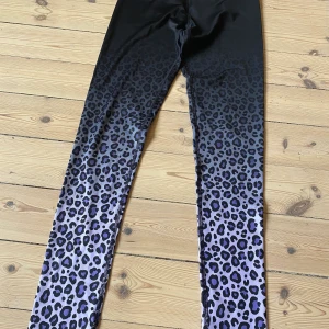 Leopard - Ett par tränings thights med lila leopard mönster :)