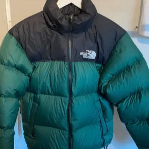 The north face jacka - säljer min the north face jacka, köpt förra året. jättebra skick, inga defekter. skriv om du undrar något. säljer den direkt för 1600.