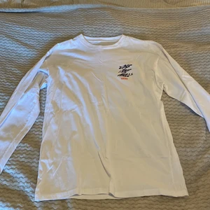 Vans longsleeve - Säljer en longsleeve från Vans då den inte används längre. Storlek L. Tre små fläckar på sedan av armen men går bort om man använder vanish. 