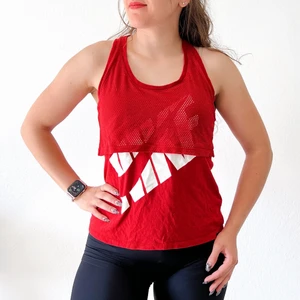 Nike Sportswear Womens Mesh Träningstopp storlek S - Storlek - S   Modellen är 5,4 fot /163 cm bär vanligtvis XS/S   Nike Prep Mesh Linne för kvinnor ger en luftig känsla med meshöverdrag.   Perfekt för ett träningspass utomhus eller i gymmet 🏋️‍♀️