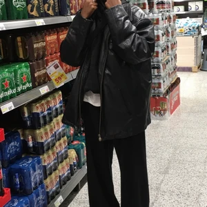 Läderjacka - Den otroligt snygga läderjacka‼️❤️ så snygg till allt o passar till såååå mycket.