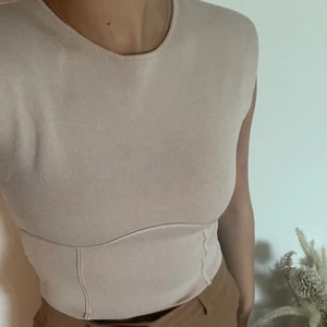 NY väst från Zara - Helt ny väst från Zara, prislapp finns kvar. Den är ljusrosa. Säljs för 65kr i storlek S