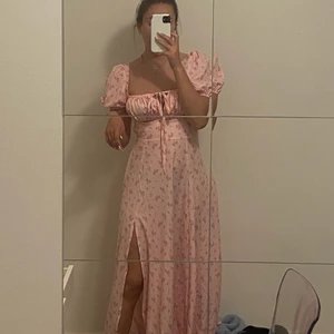 Klänning - Väldigt fin lite längre sommarklänning med slit.