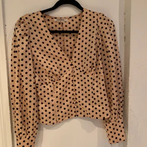 Prickig topp från glamorous - Beige topp med svarta prickar str 38