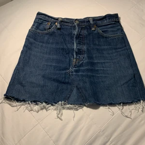 Levi’s jeanskjol - Jättegullig kjol köpt secondhand. Midjan är 30’’, skulle själv uppskatta den som S/M💞💞